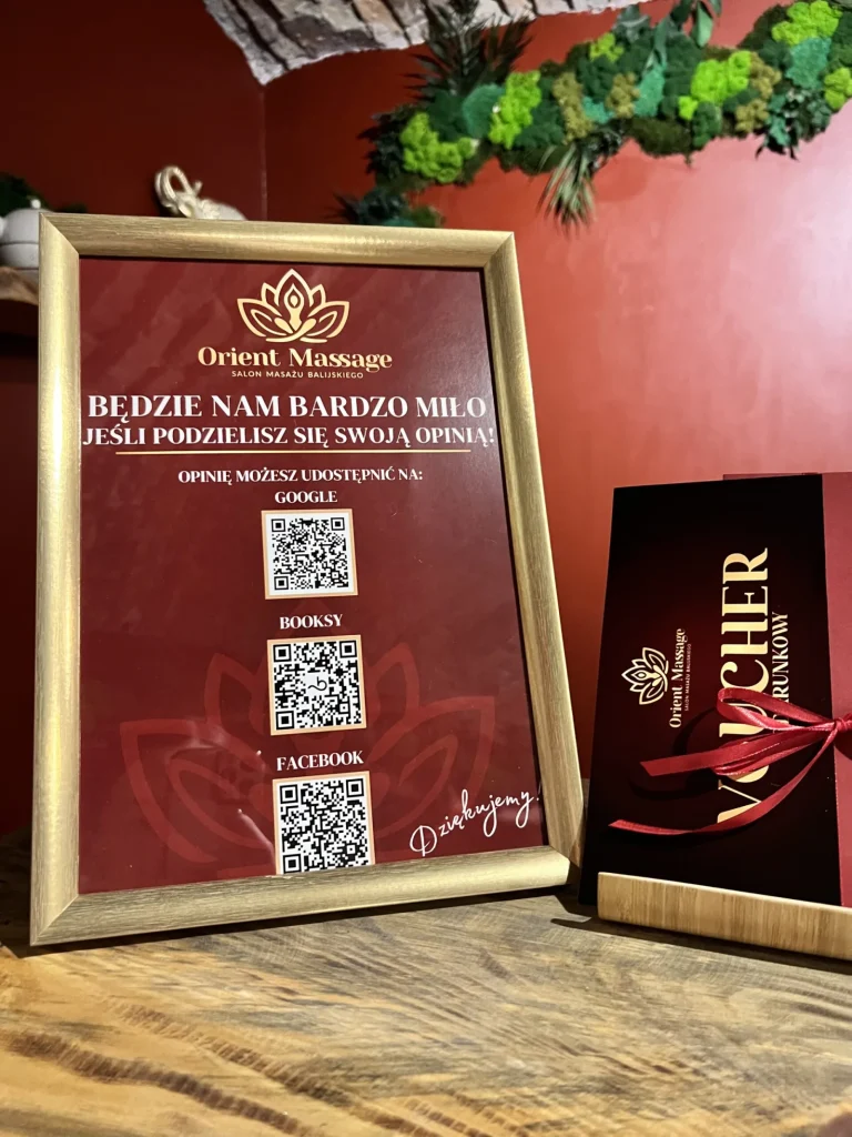 Tabliczka z kodami QR do wystawienia opinii i vouchery na drewnianej ladzie.