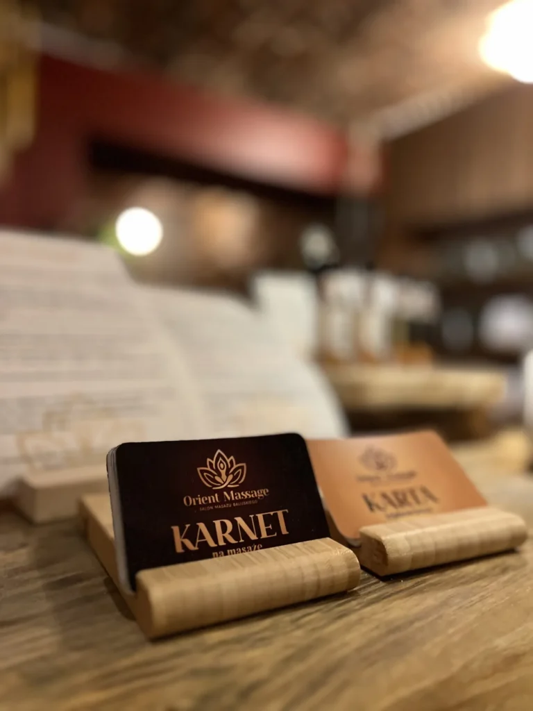 Karnety Orient Massage w dwóch drewnianych stojakach.