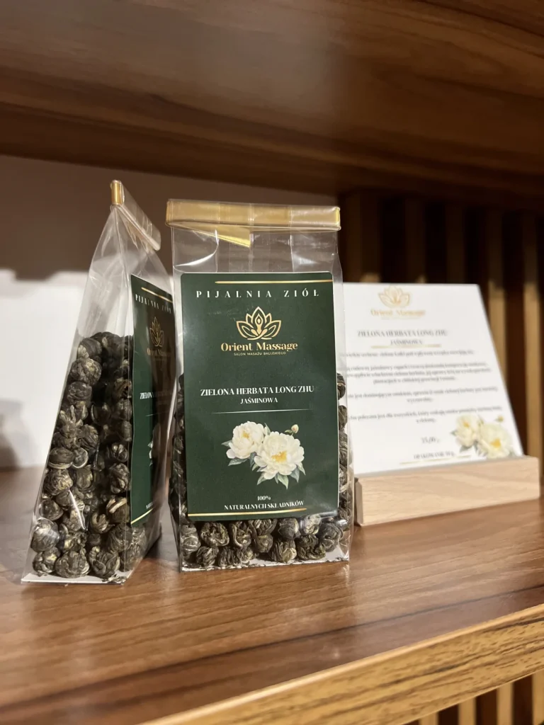 Herbata zwinięta w kulki w przezroczystych opakowaniach na półce.