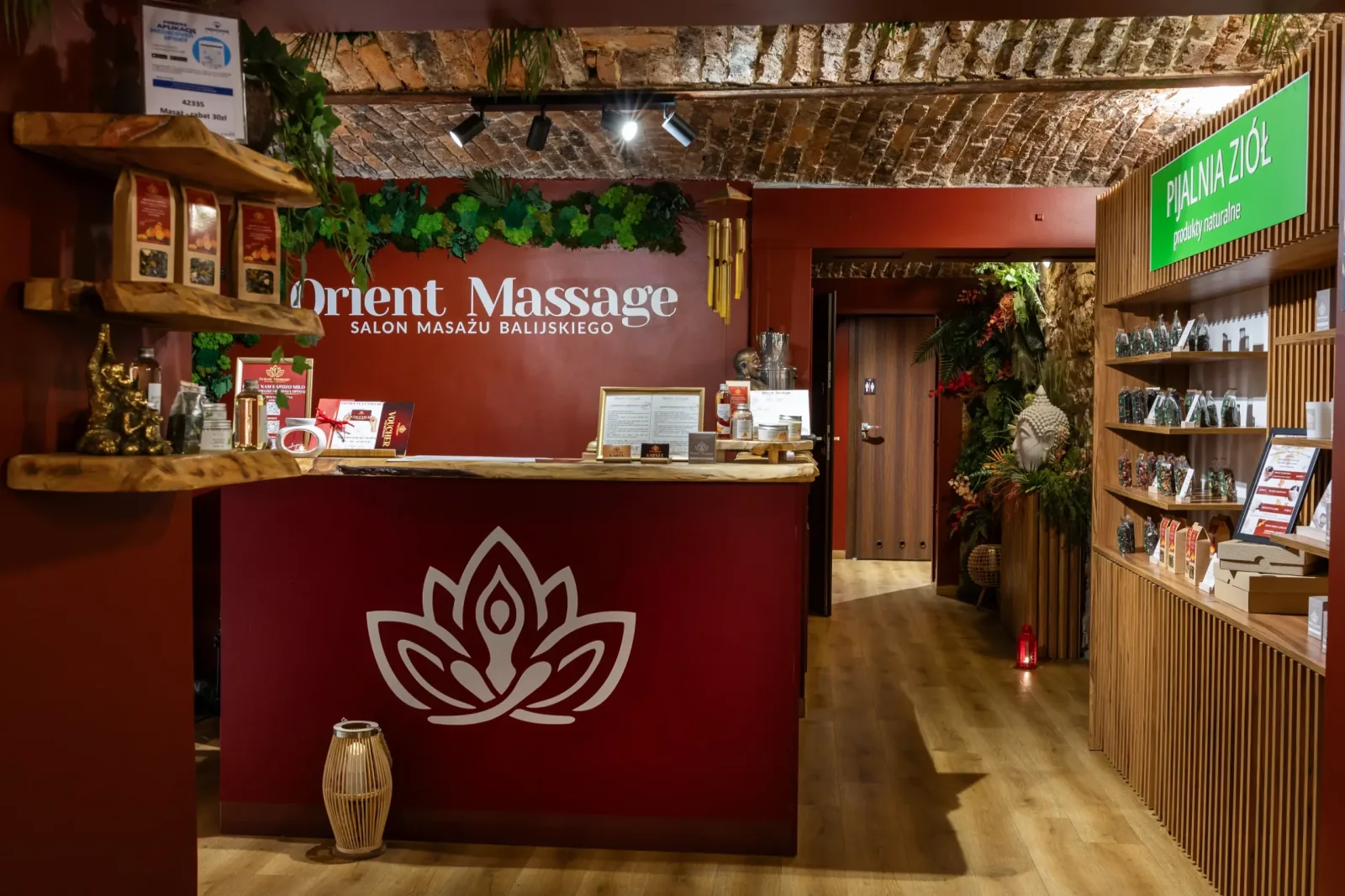 Recepcja Orient Massage z nazwą salonu na ścianie