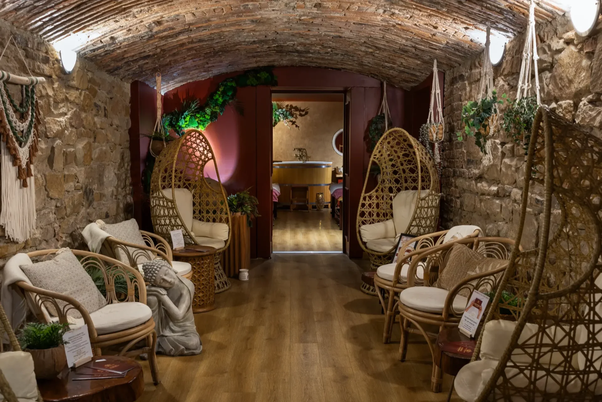 Przytulne wnętrze Orient Massage z kamiennymi ścianami i wiklinowymi fotelami